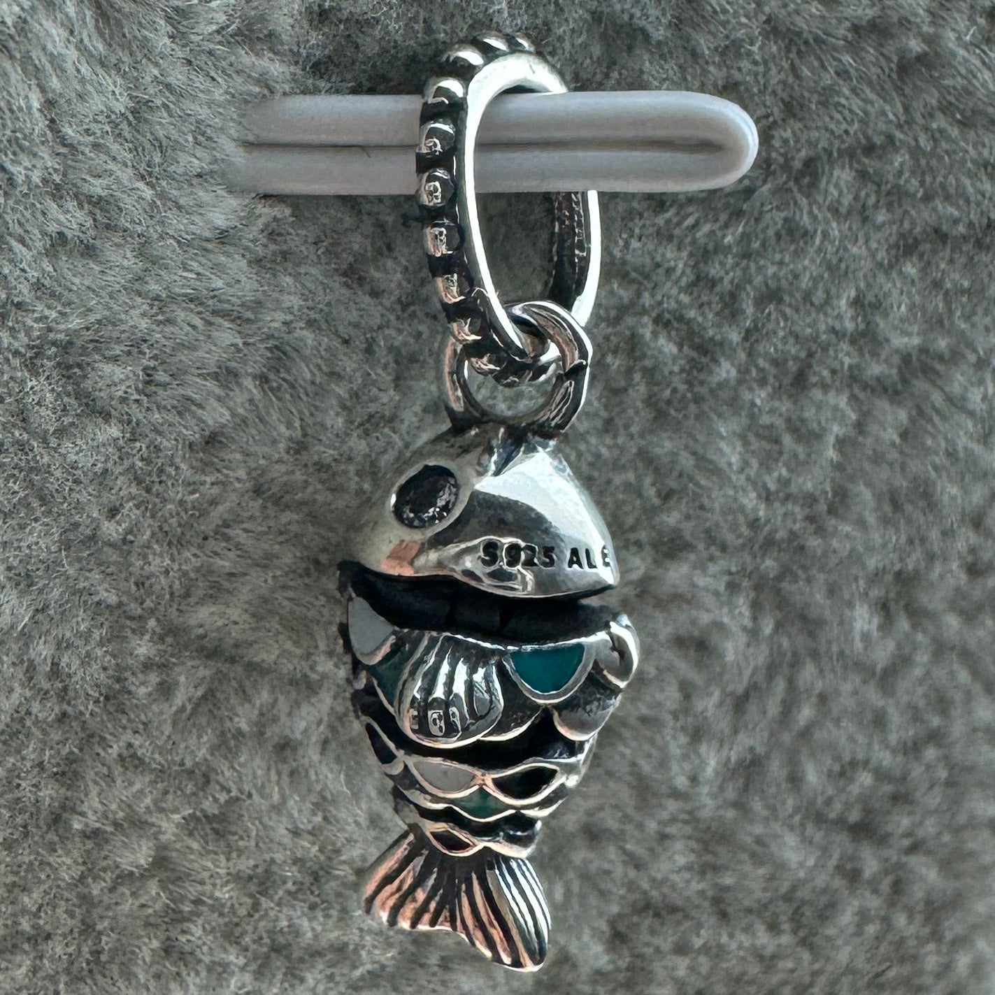 Charm Colgante Pescado Escamas Azules (Se Le Mueve Su Cuerpo)