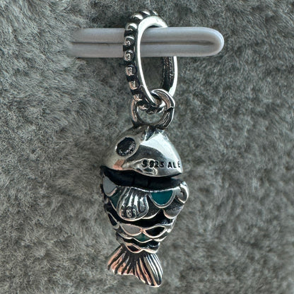 Charm Colgante Pescado Escamas Azules (Se Le Mueve Su Cuerpo)