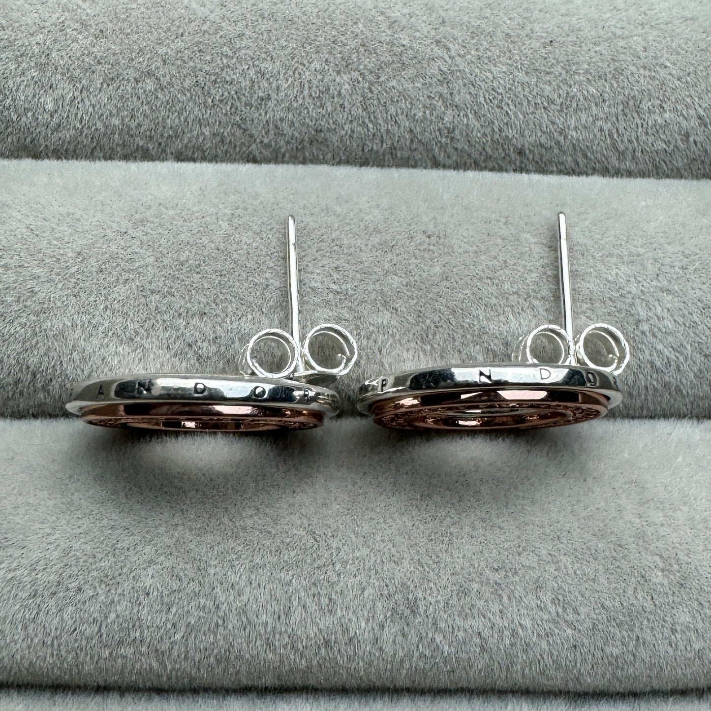 Aretes Logotipo En Dos Tonos