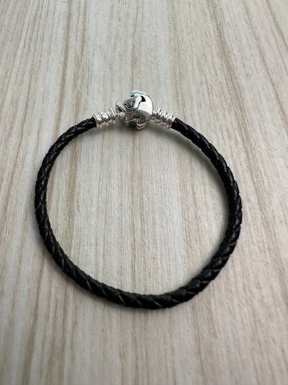 Brazalete De Cuero Negro Cierre Rey León