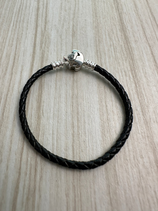 Brazalete De Cuero Negro Cierre Rey León