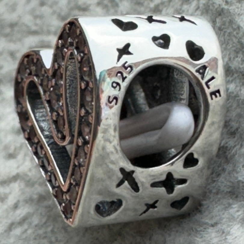 Charm Corazón Mano Alzada