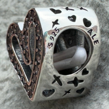 Charm Corazón Mano Alzada