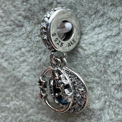 Charm Colgante Luna Creciente y Estrellas de Cielo Azul Nocturno