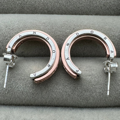 Aretes De Aro Logo y Pavé en Dos Tonos Signature