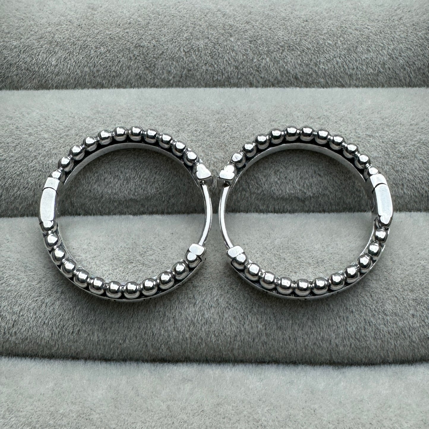 Aretes Bolitas Y Logotipo