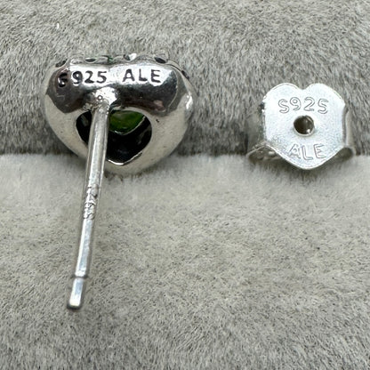 Aretes De Botón Corazón Elevado Piedra Verde