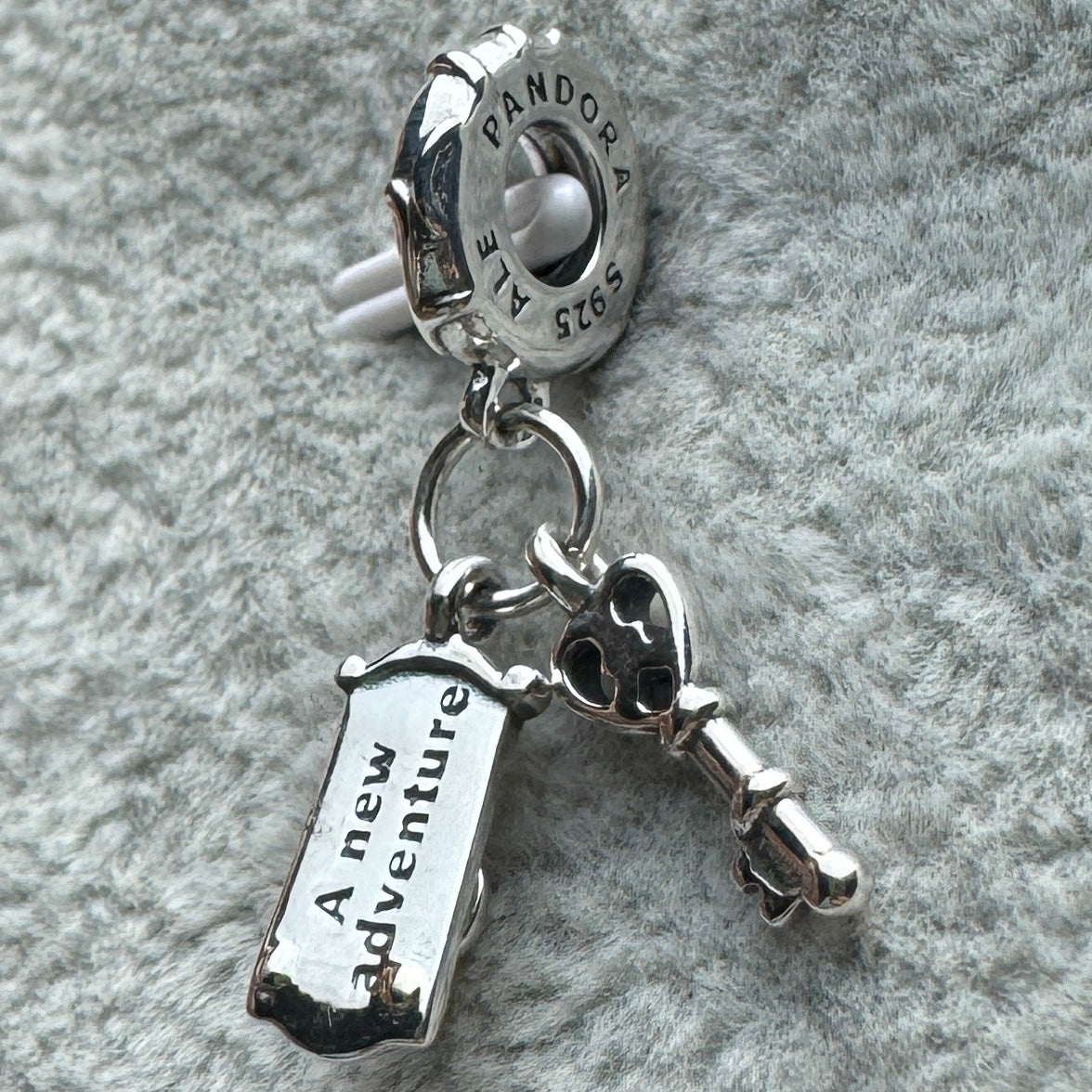 Charm Colgante Doble Llave Y Picaporte Alicia En El País De Las Maravillas Disney