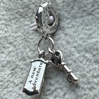 Charm Colgante Doble Llave Y Picaporte Alicia En El País De Las Maravillas Disney