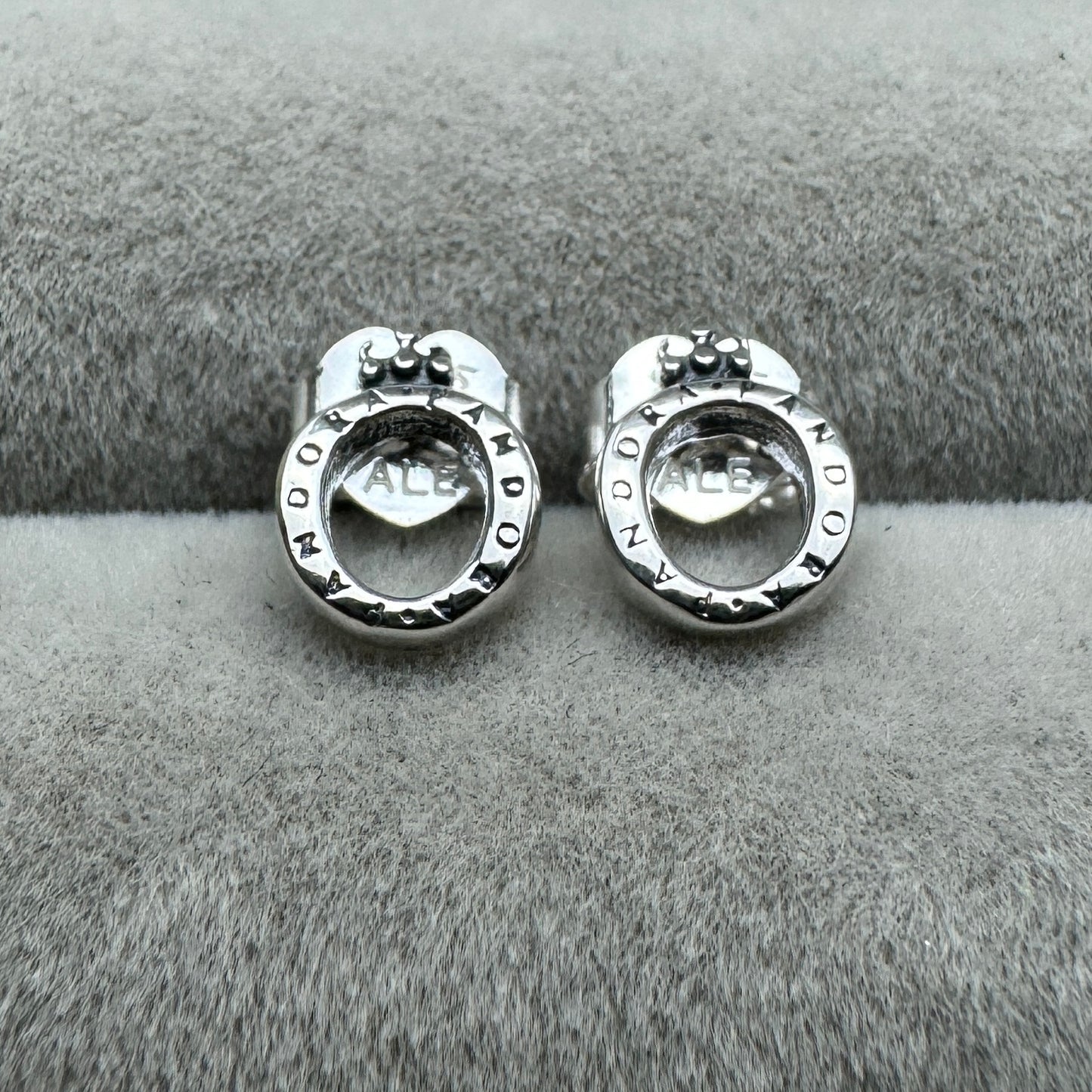 Aretes Corona Insignia Logotipo
