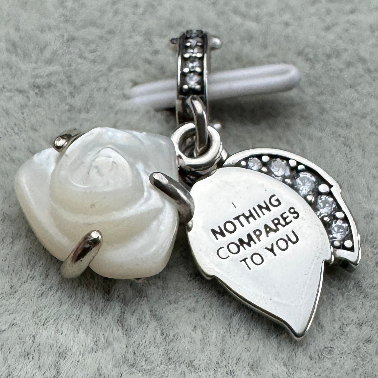 Charm Colgante Doble Rosa Blanca Floreciendo