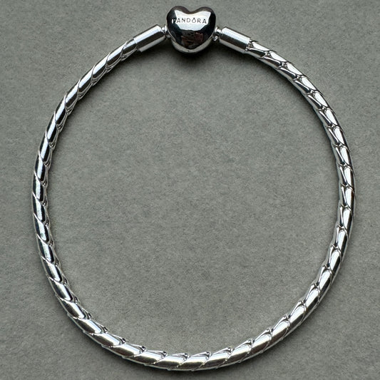 Brazalete Flexible Entrelazado Broche Corazón
