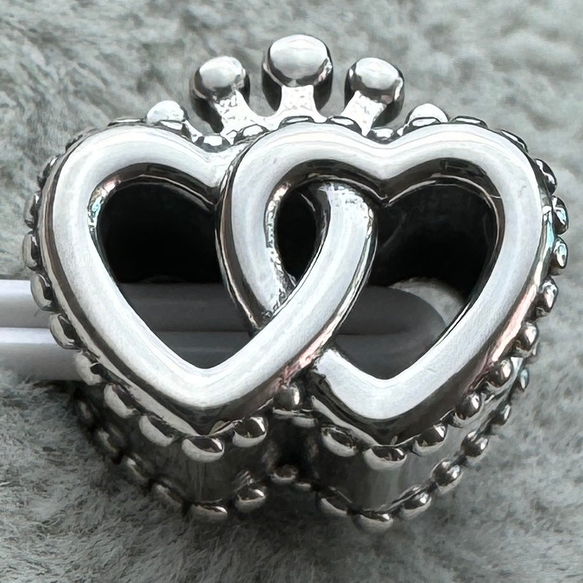 Charm Doble Corazón Corona