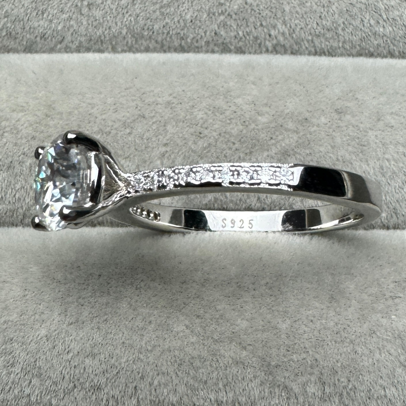 Anillo Círculo Brillante Moissanita