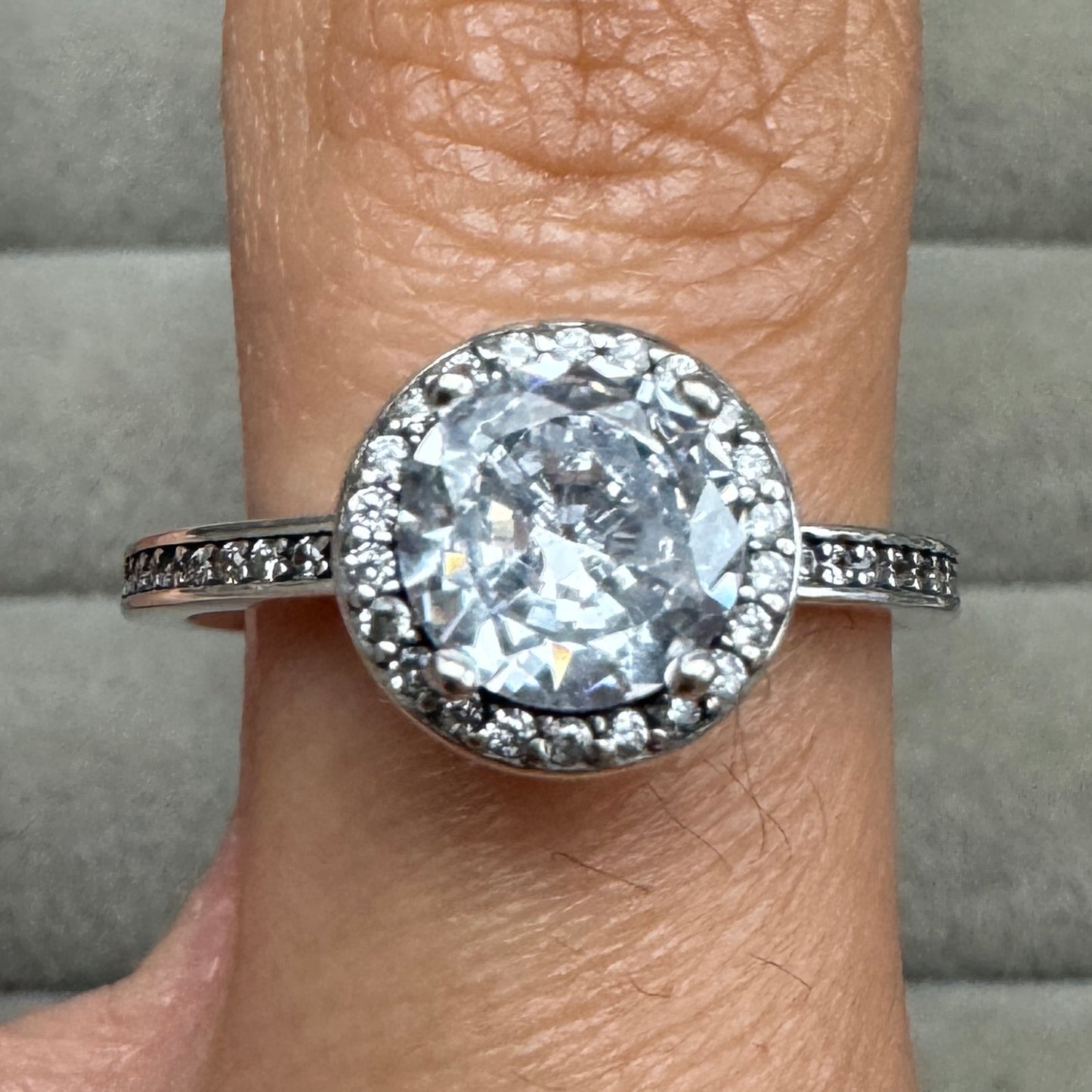 Anillo Brillante Redondo