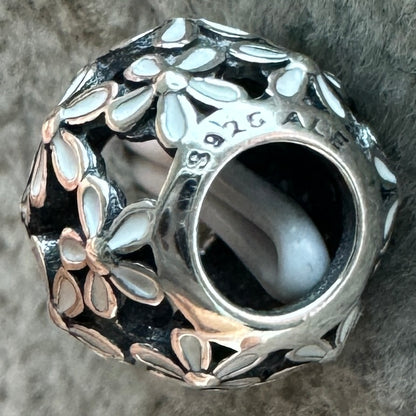 Charm Redondo Flores Blancas