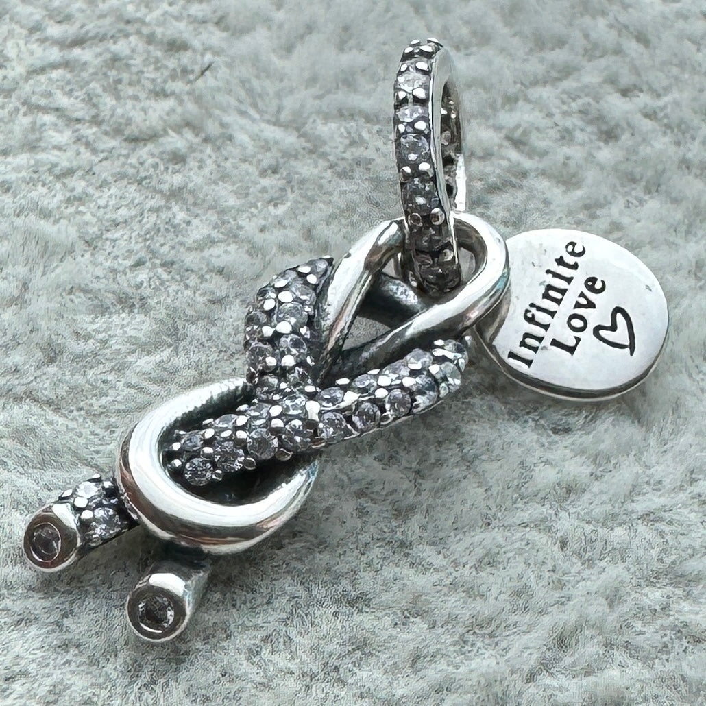 Charm Colgante Nudo Infinito Y Pavé