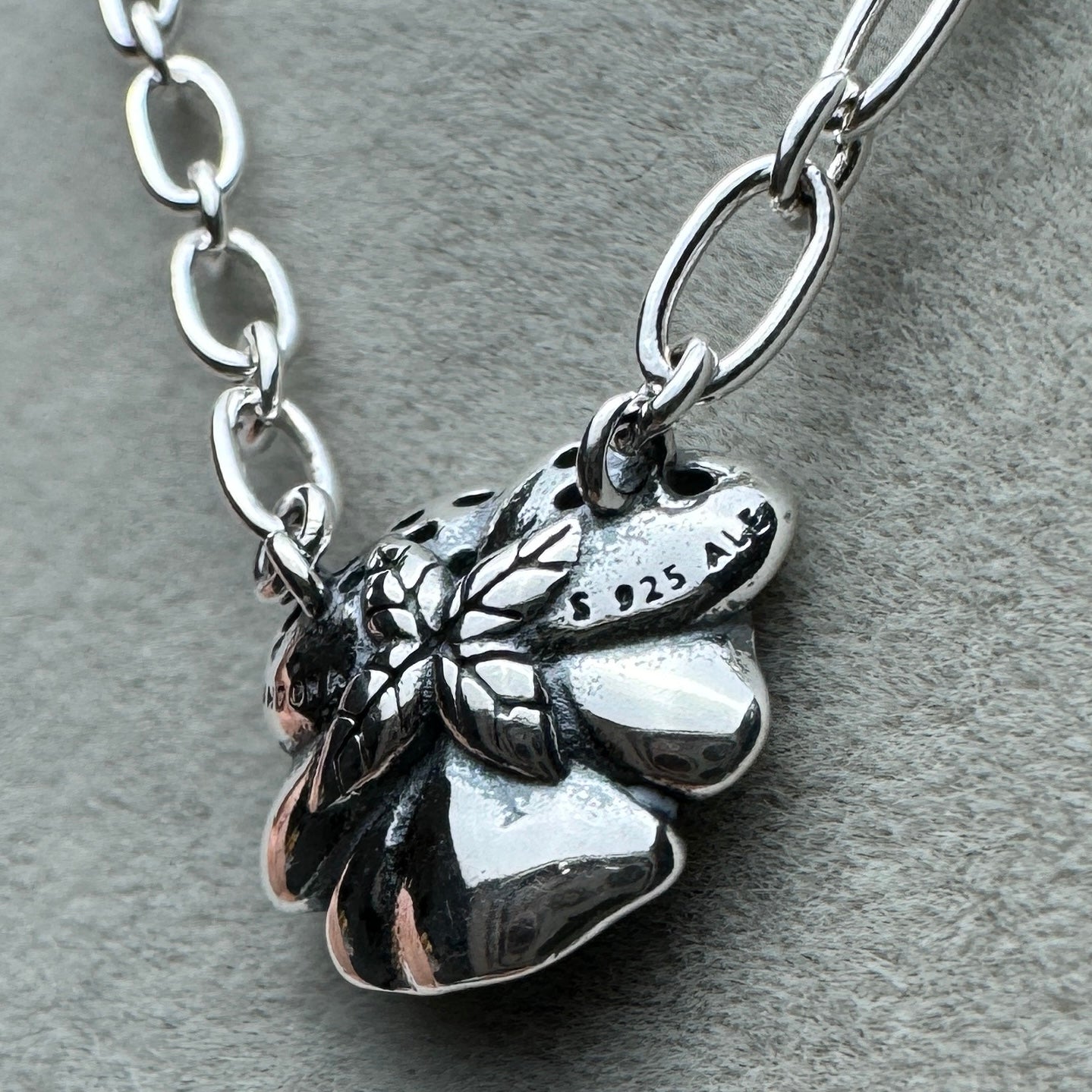 Collar Flor Pensamiento Azul Brillante Mini Eslabones 50 cm (Ajustable Al Largo Deseado)