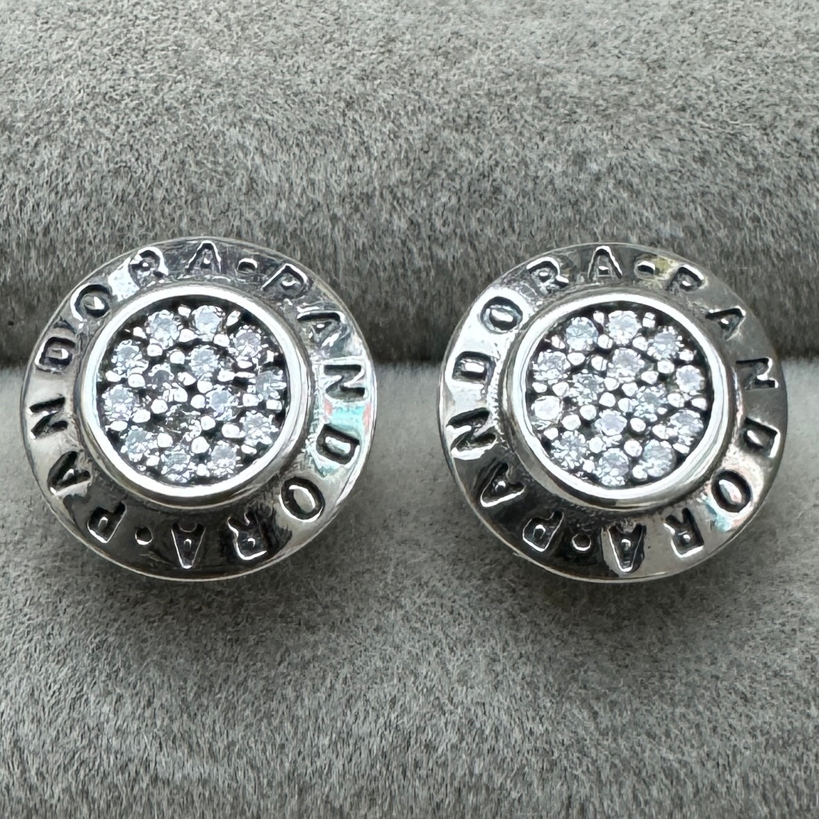Aretes Logotipo Brillante Pavé