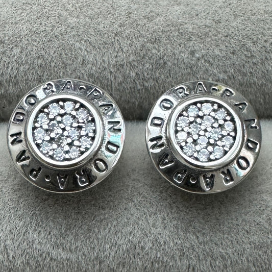 Aretes Logotipo Brillante Pavé