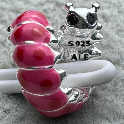 Charm Oruga Rosa