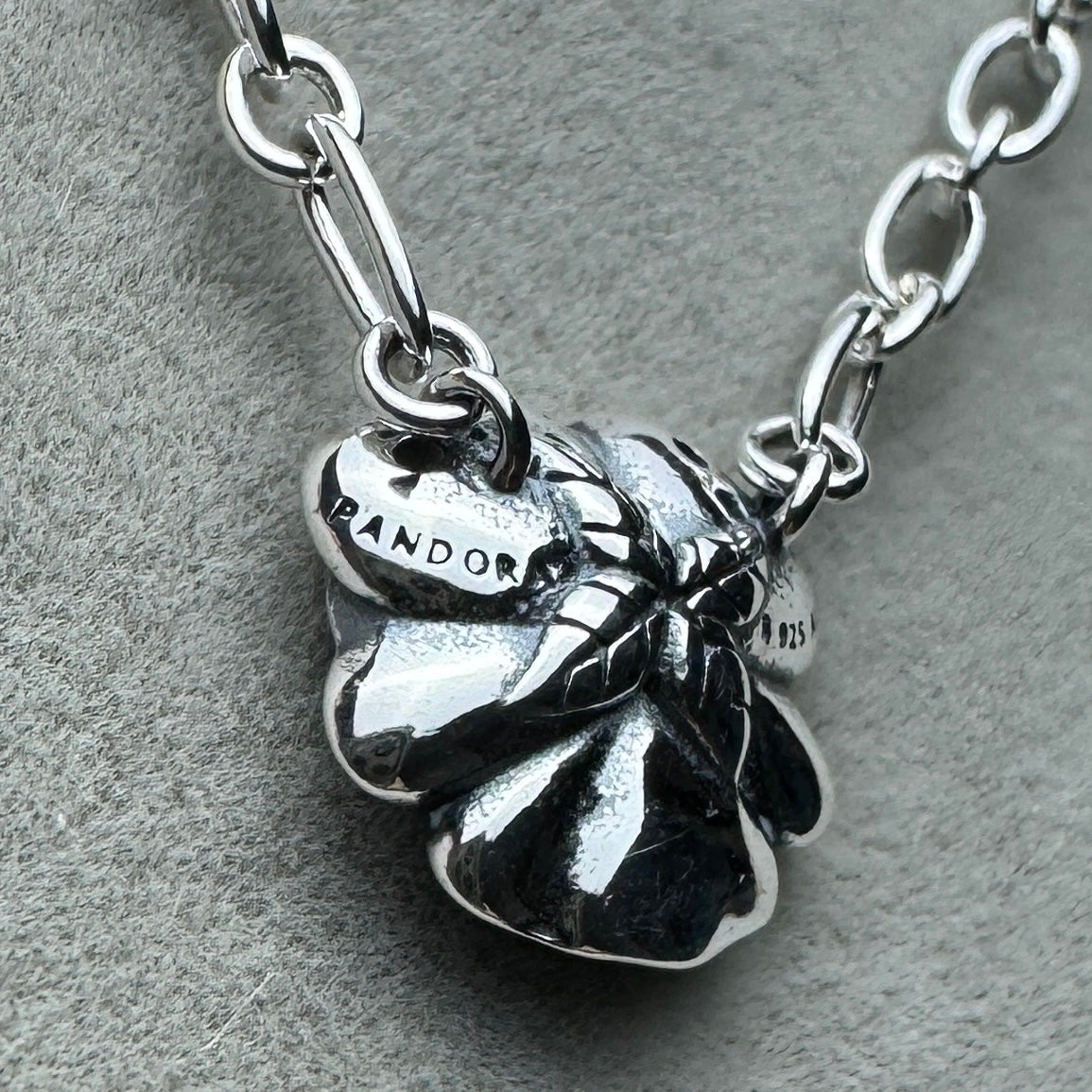 Collar Flor Pensamiento Azul Brillante Mini Eslabones 50 cm (Ajustable Al Largo Deseado)