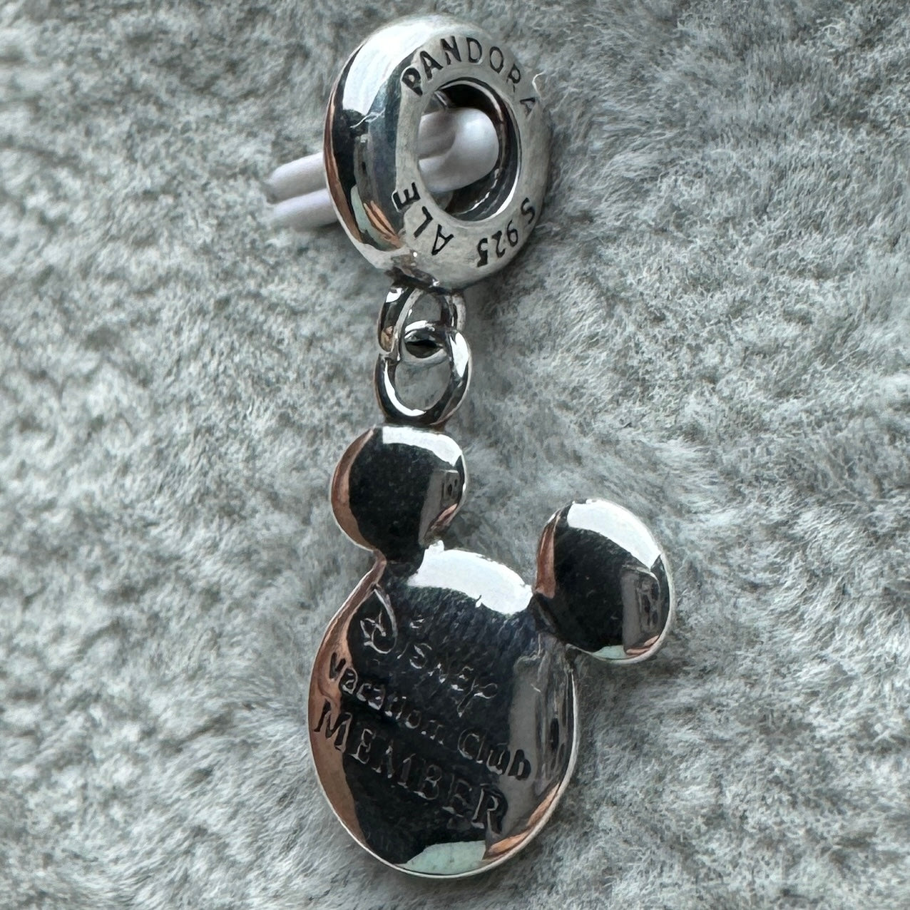 Charm Colgante Mundo Silueta De Mickey Azul Disney
