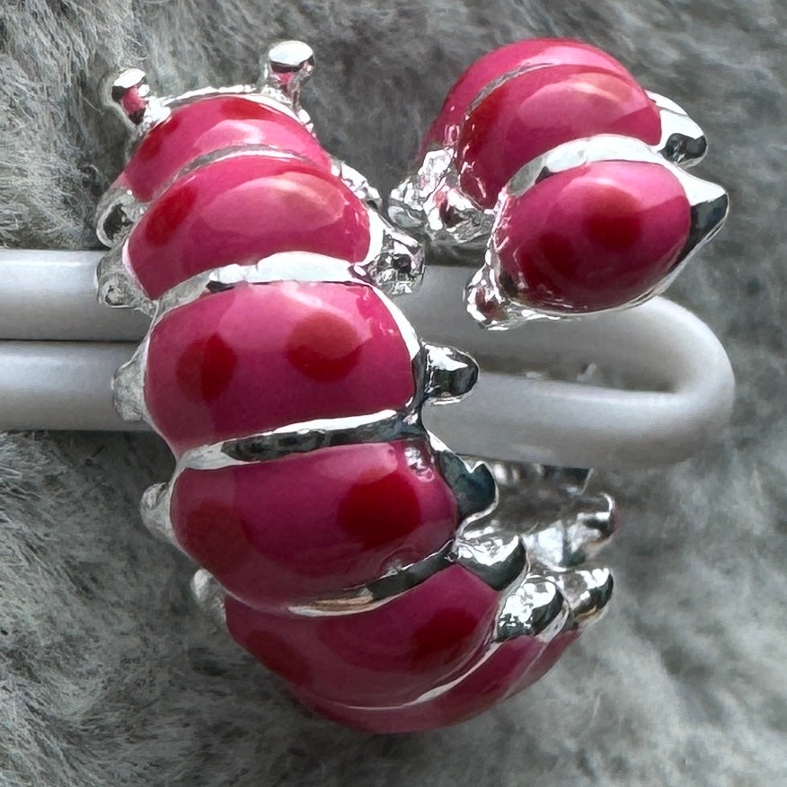 Charm Oruga Rosa