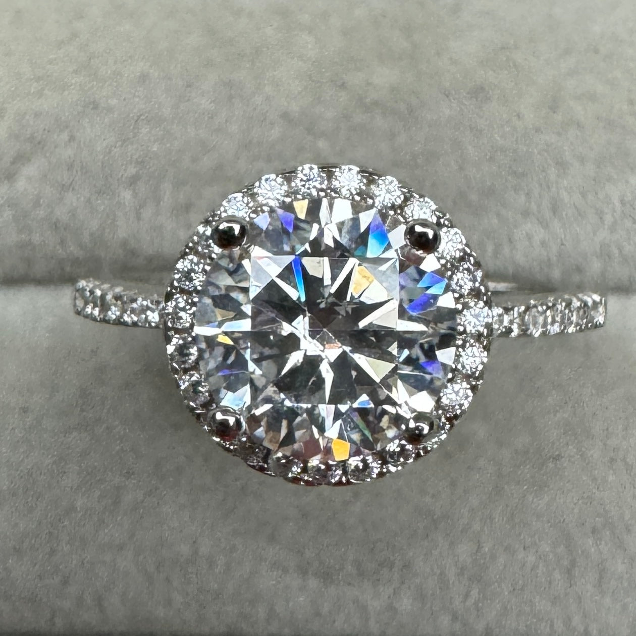 Anillo Círculo Contorno Moissanita