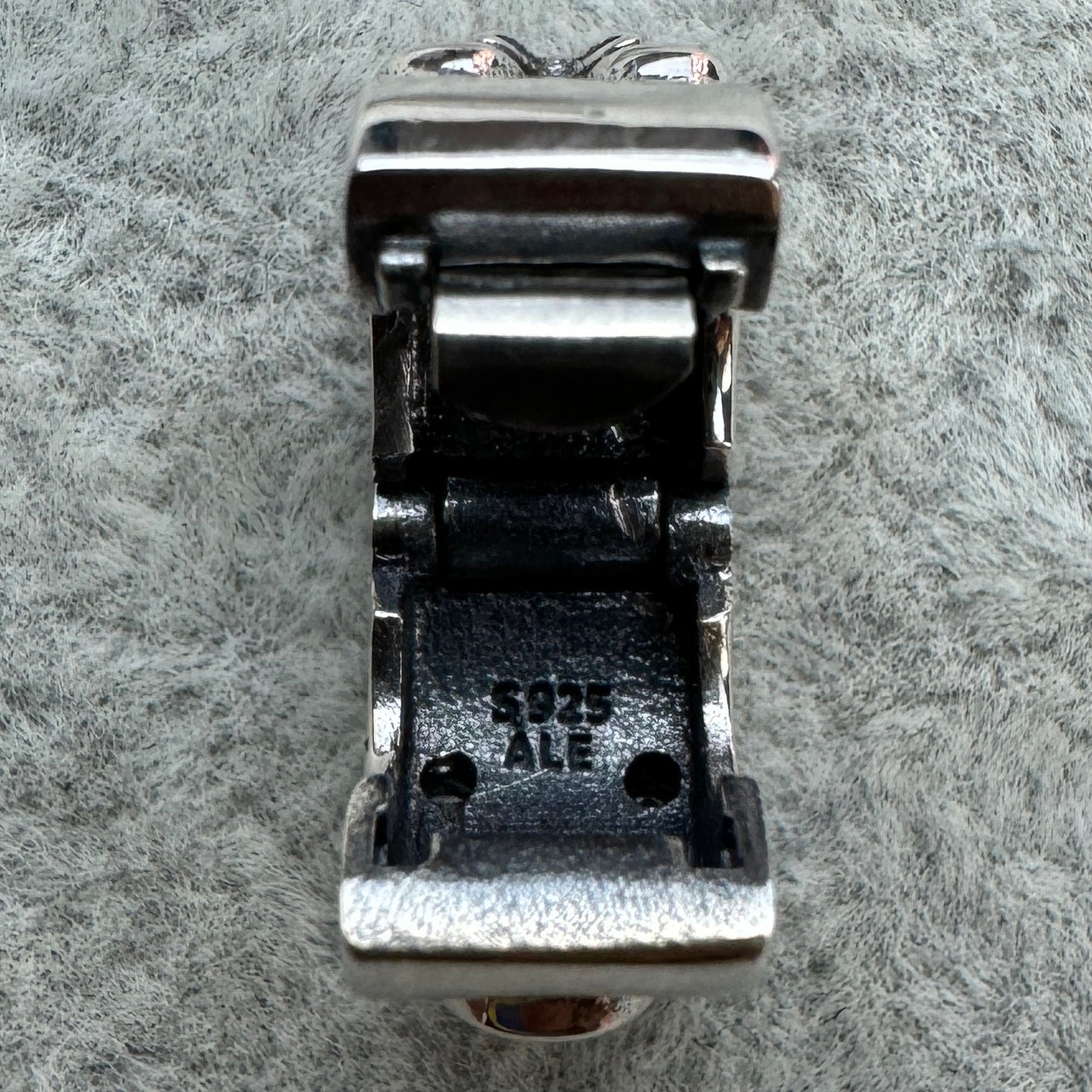 Charm Clip De Seguridad Silueta Mickey y Minnie Disney