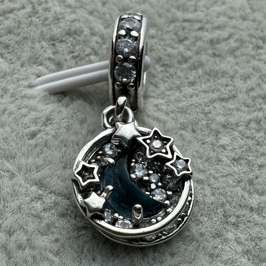 Charm Colgante Luna Creciente y Estrellas de Cielo Azul Nocturno