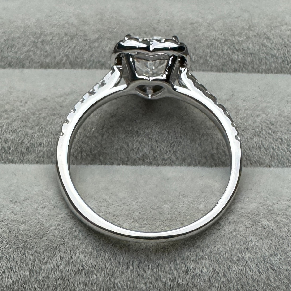 Anillo Corazón Contorno Moissanita