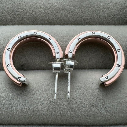 Aretes De Aro Logo y Pavé en Dos Tonos Signature