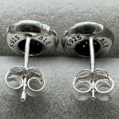 Aretes Logotipo Brillante Pavé Dorado