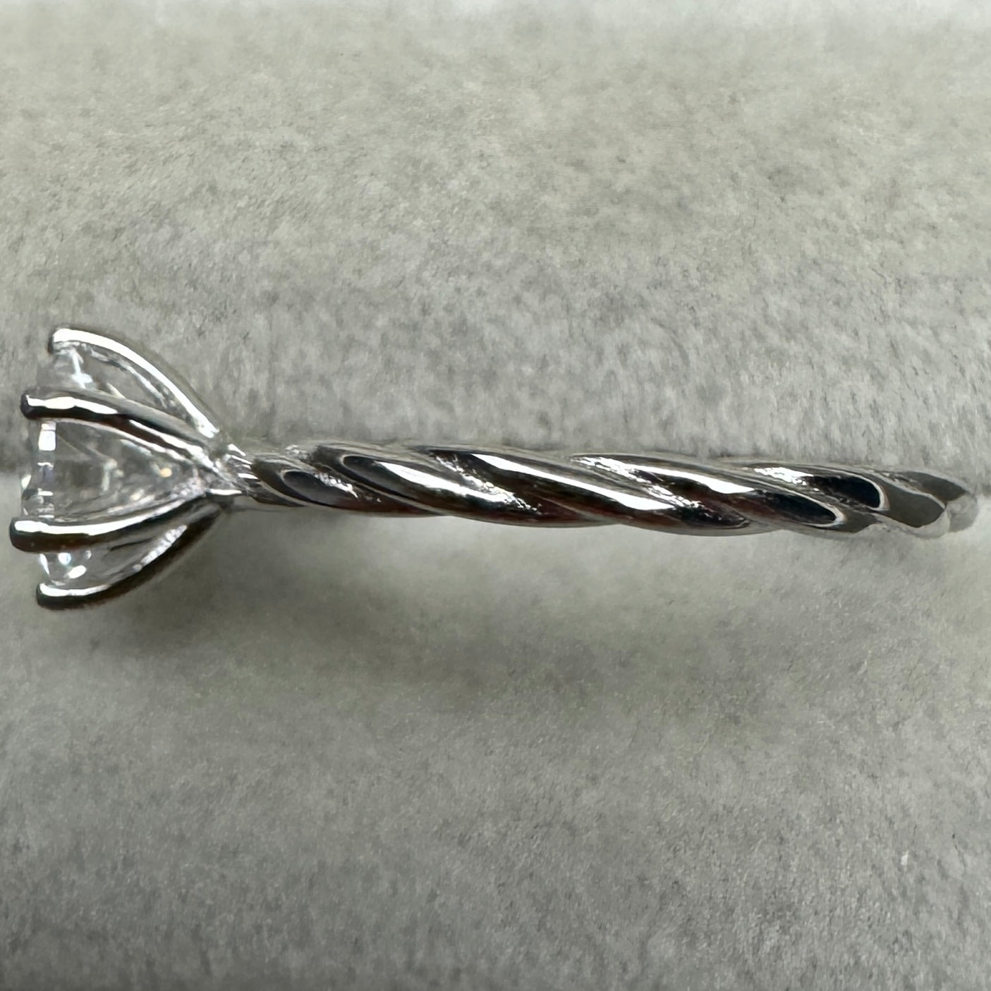 Anillo Contorno Moissanita