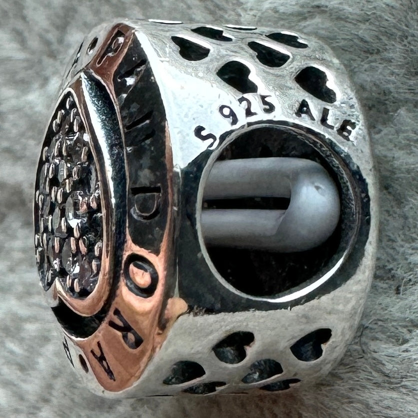 Charm Redondo Con Corazón Logotipo