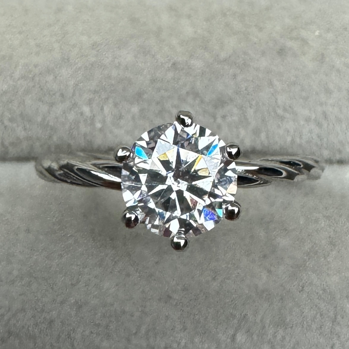 Anillo Contorno Moissanita