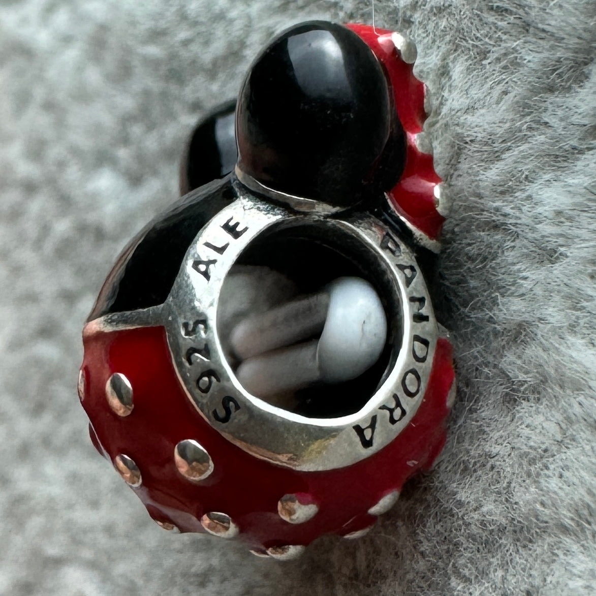Charm Silueta Minnie Redondo Rojo Disney