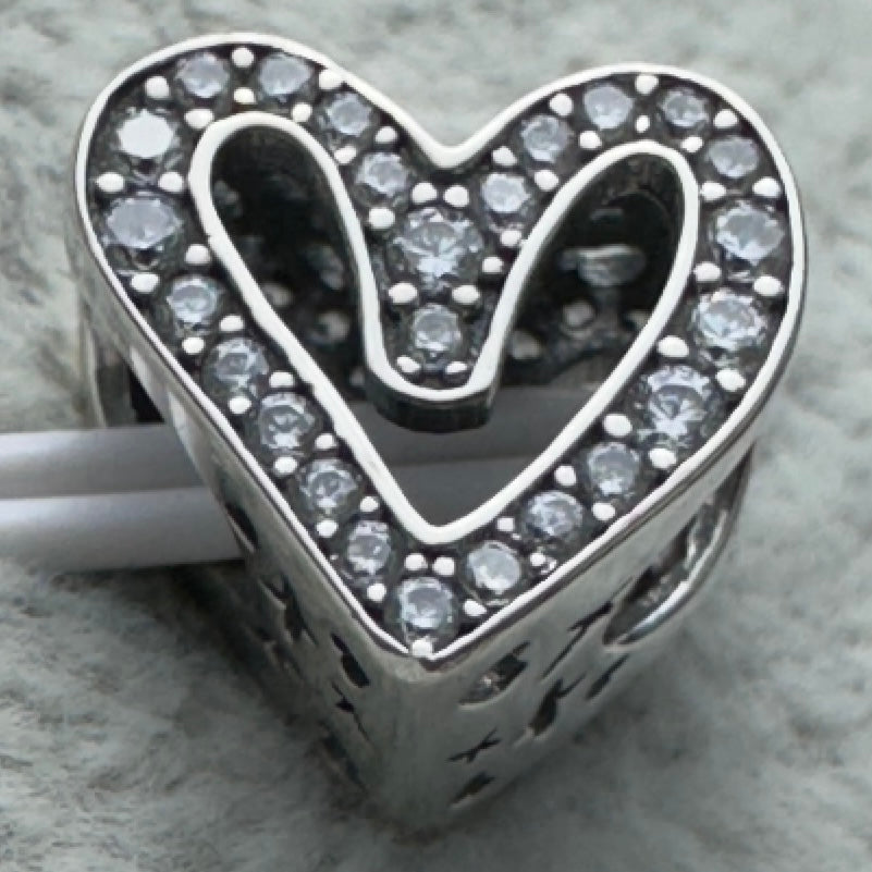 Charm Corazón Mano Alzada