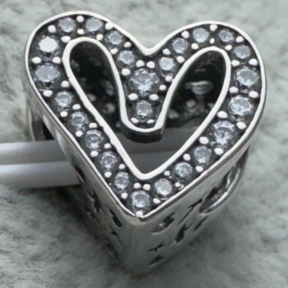Charm Corazón Mano Alzada