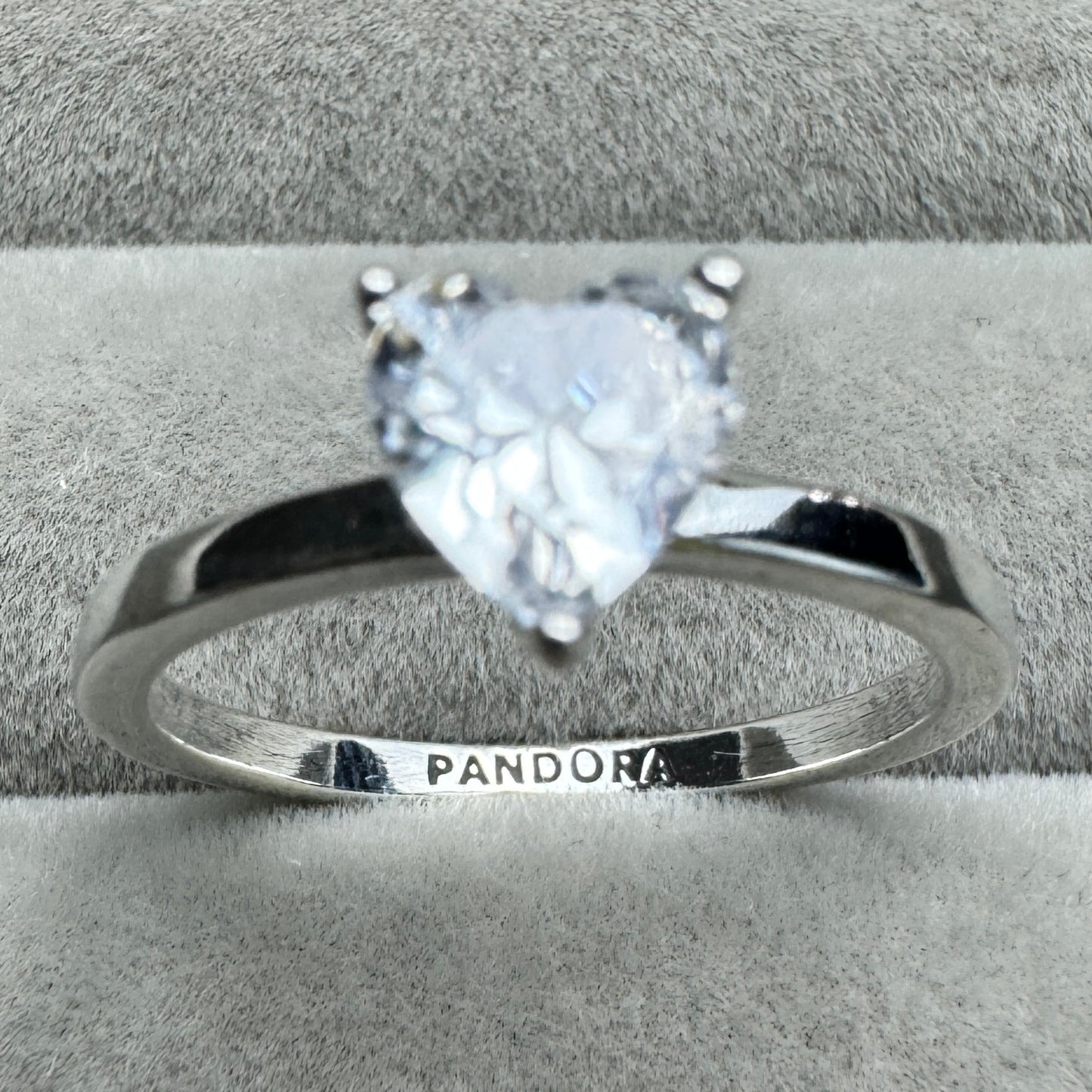 Anillo Solitario Corazón Resplandeciente