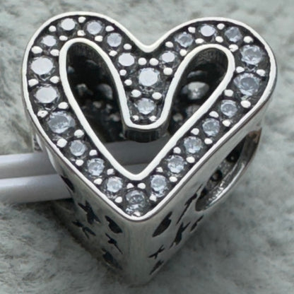 Charm Corazón Mano Alzada
