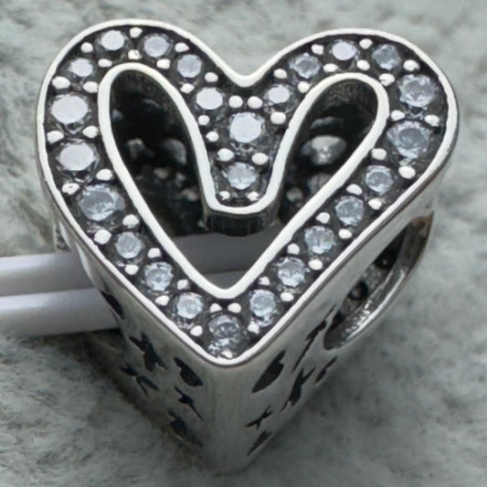 Charm Corazón Mano Alzada