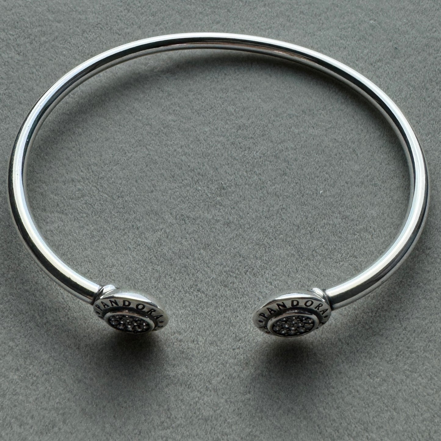 Brazalete Rígido Abierto Logotipo