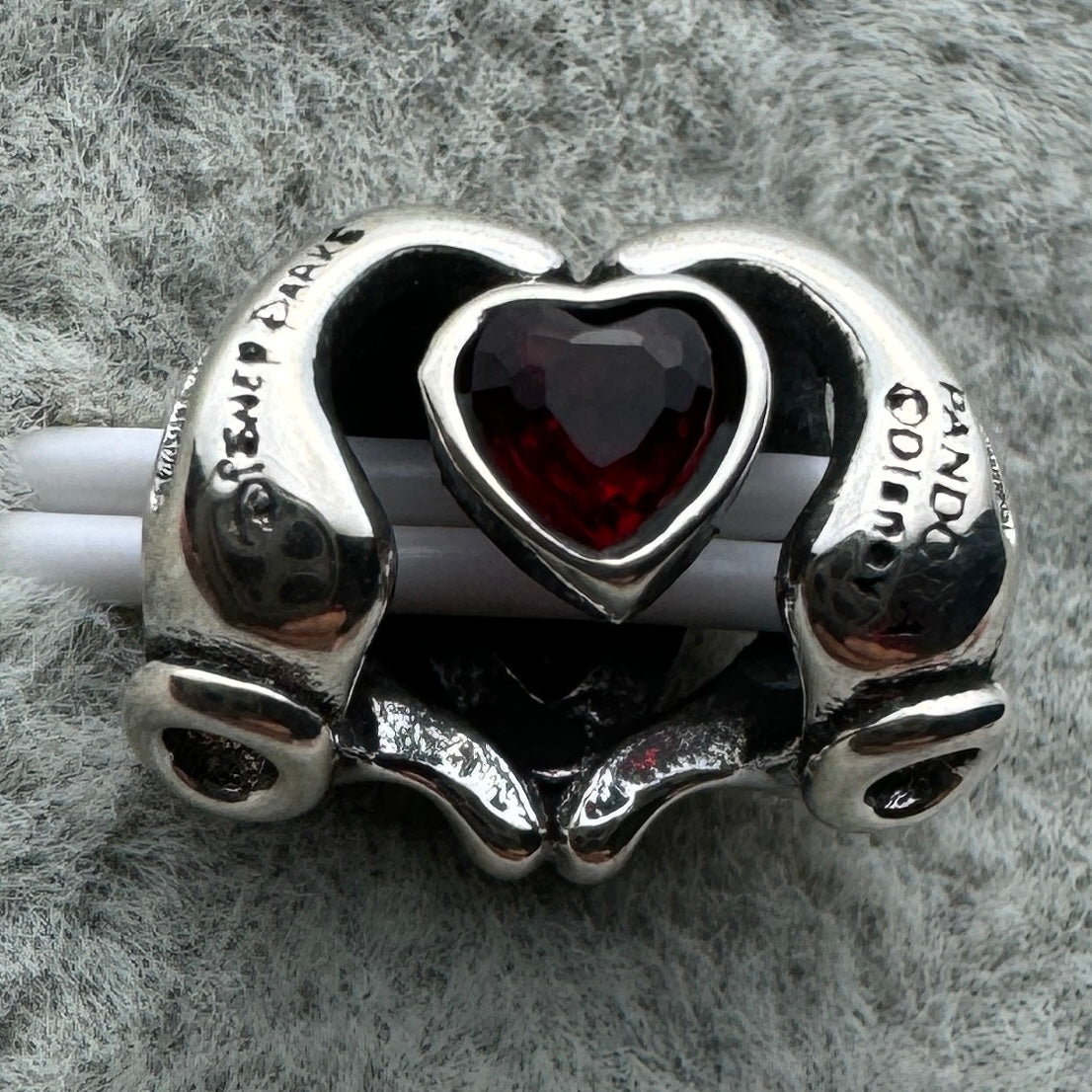 Charm Manos Mickey Formando Corazón Disney Parks