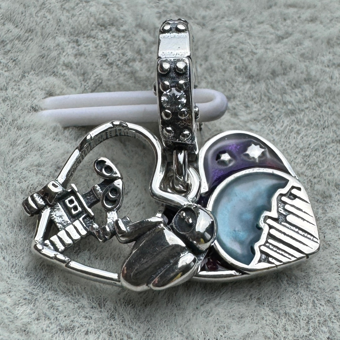 Charm Colgante Wall-E y Eva Que Brilla En La Oscuridad