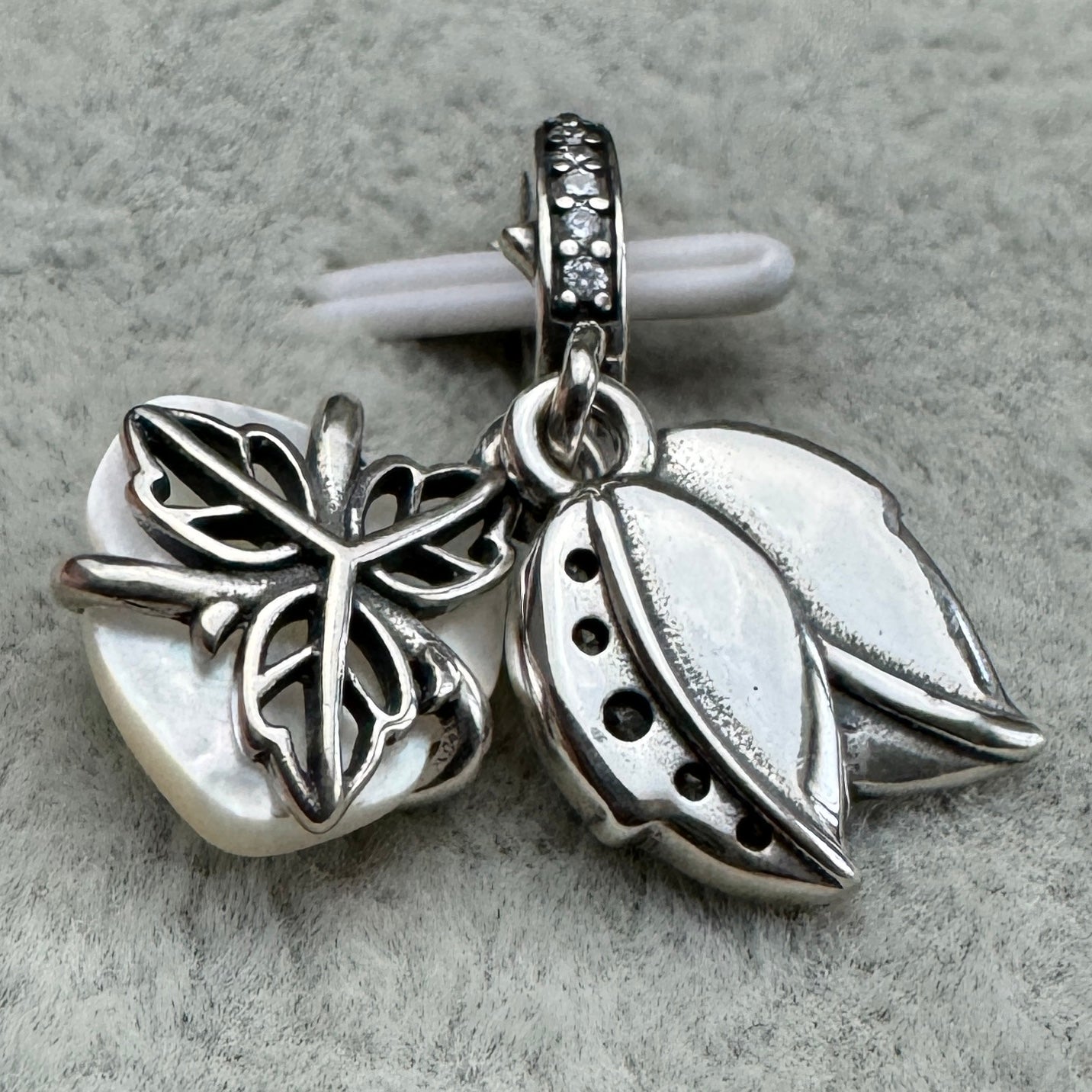 Charm Colgante Doble Rosa Blanca Floreciendo
