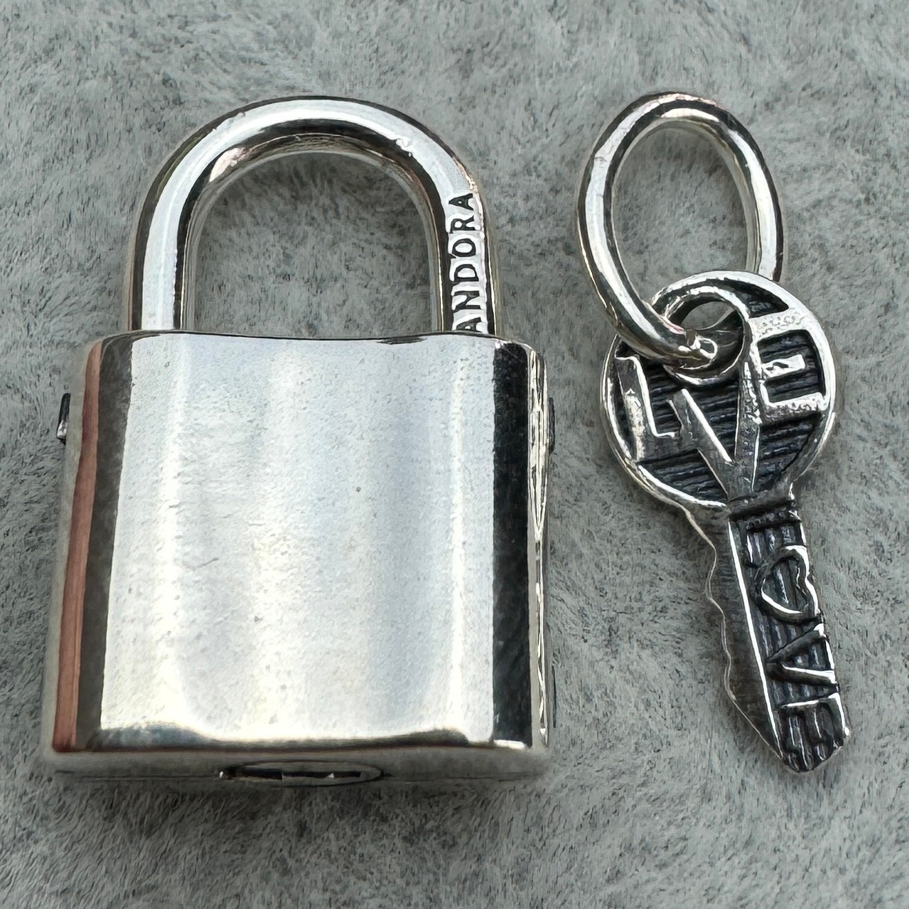 Charm Candado y Llave Que Se Abre