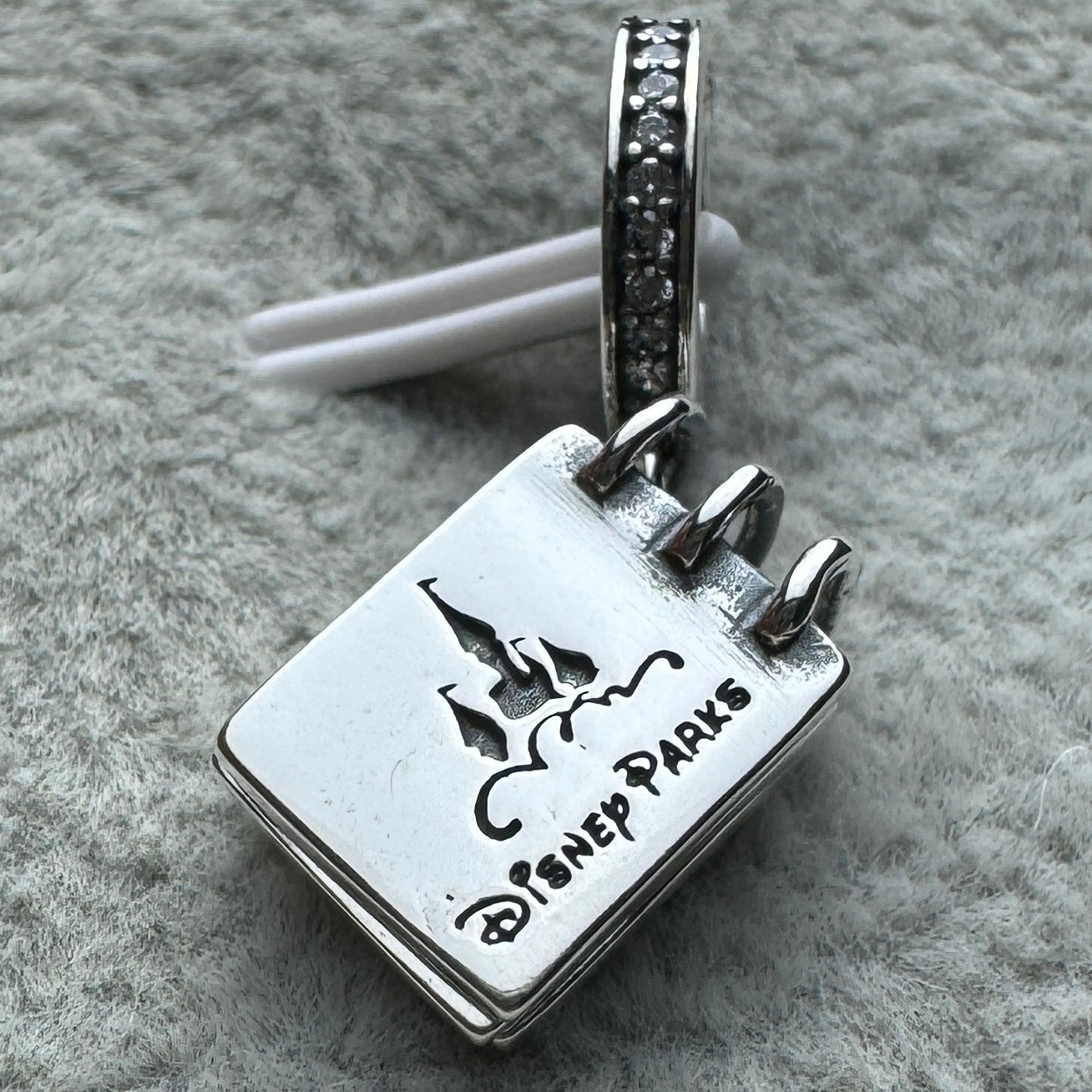 Charm Colgante Libro Disney Parks