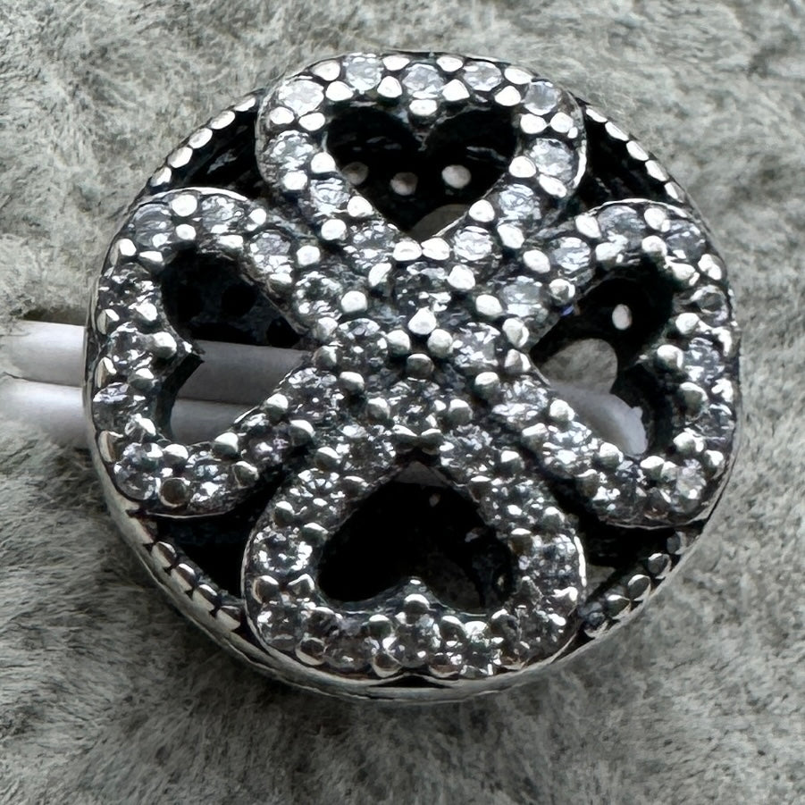 Charm Redondo 4 Corazones Brillantes